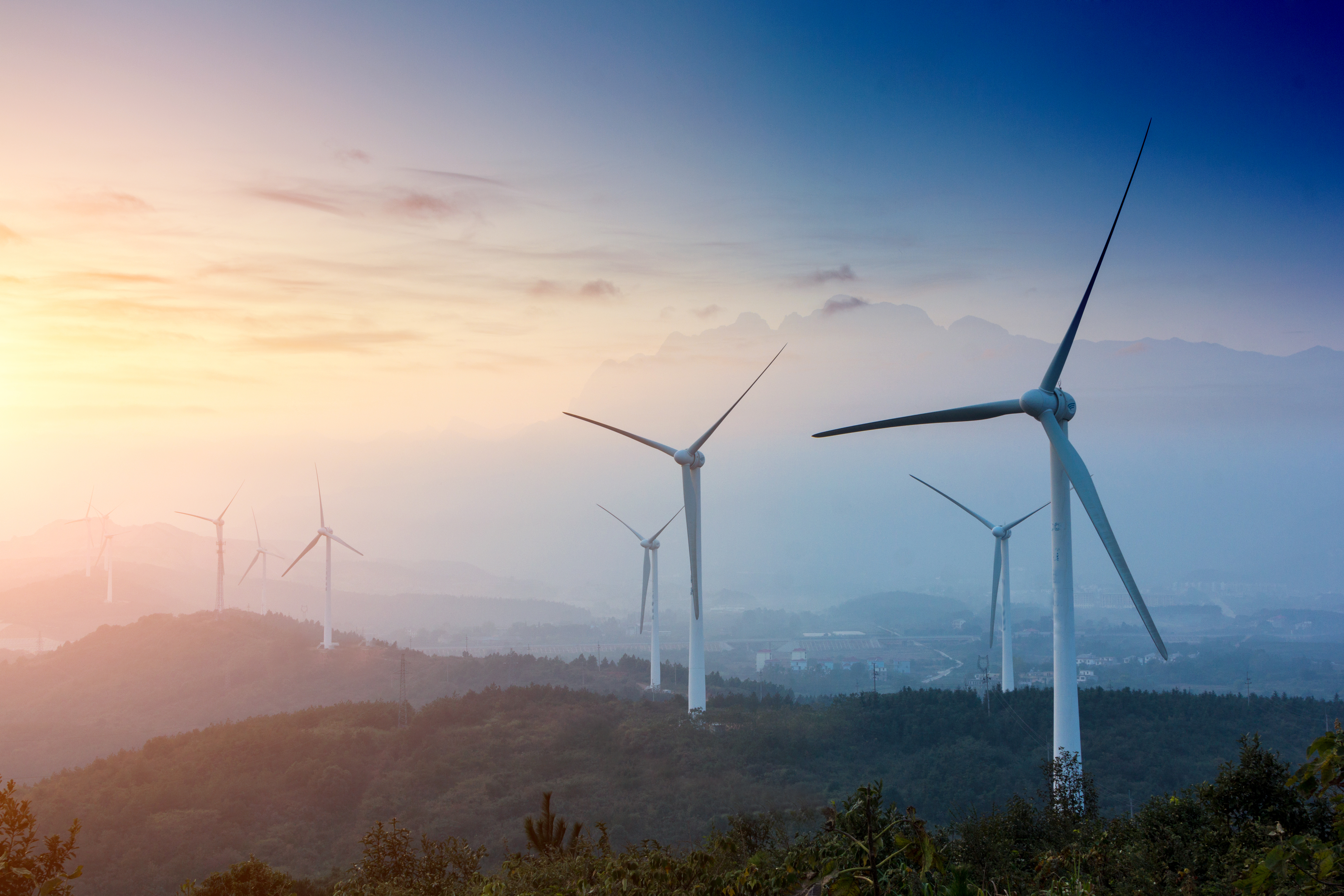 Windräder im Sonnenaufgang